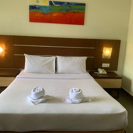 Bella Vista Express Hotel Пантай-Ченанг Екстер'єр фото