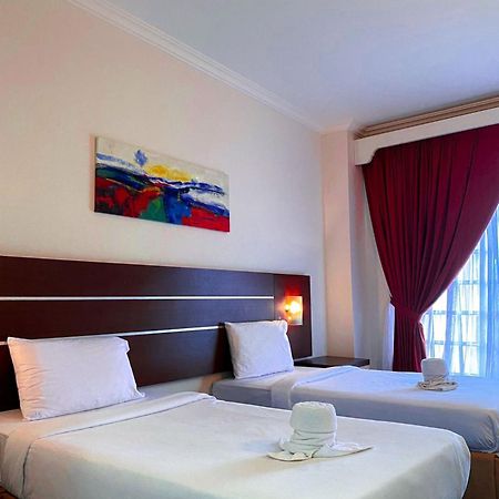 Bella Vista Express Hotel Пантай-Ченанг Екстер'єр фото