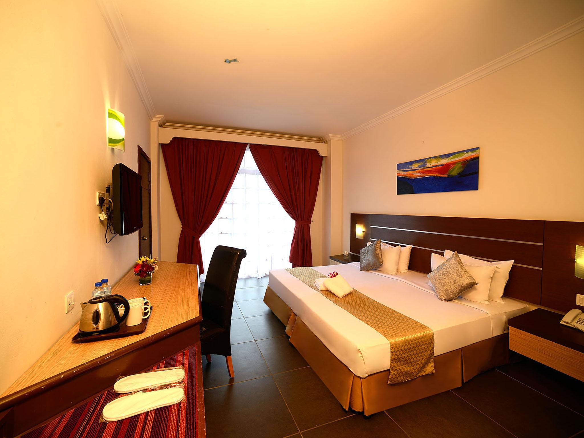 Bella Vista Express Hotel Пантай-Ченанг Екстер'єр фото
