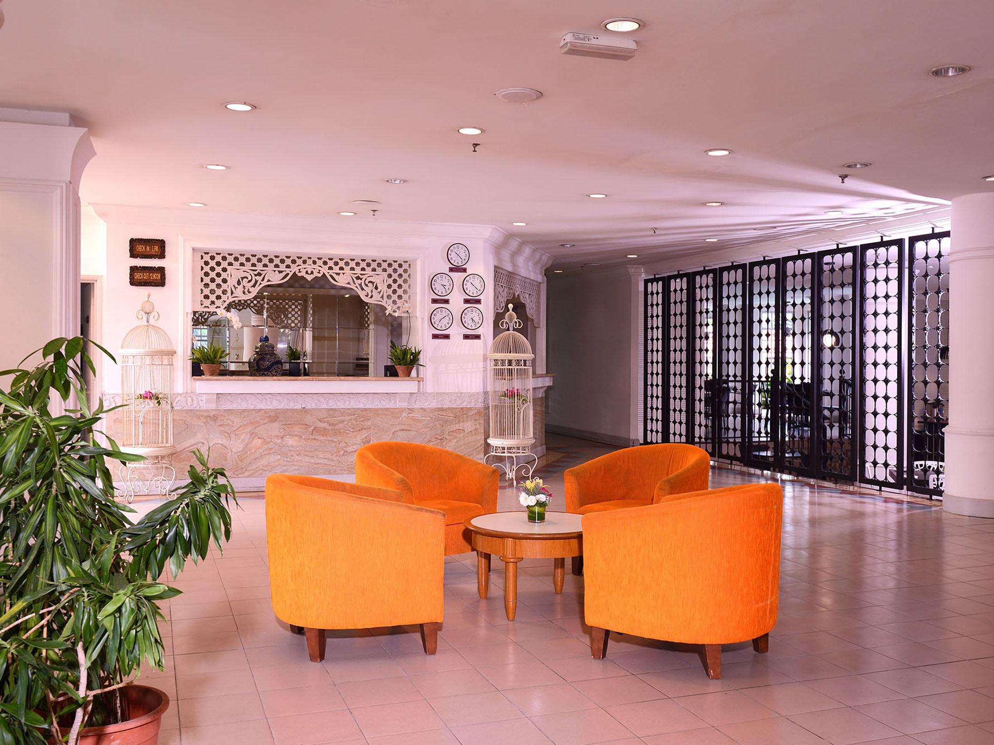 Bella Vista Express Hotel Пантай-Ченанг Екстер'єр фото