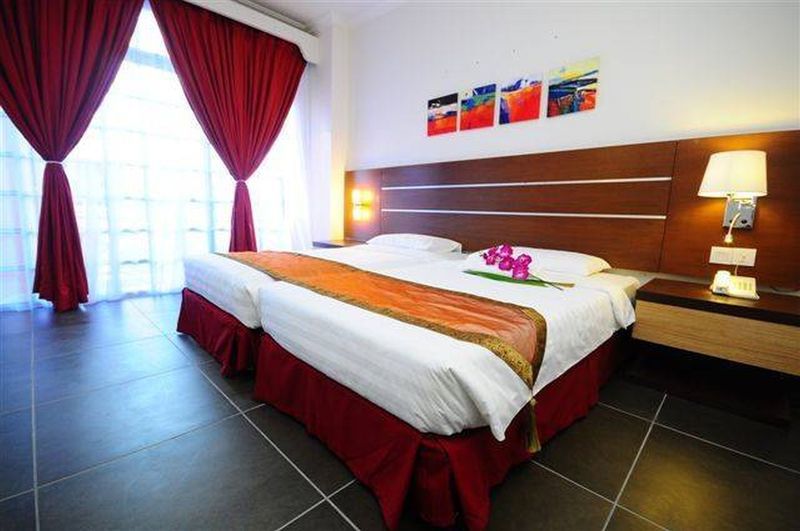 Bella Vista Express Hotel Пантай-Ченанг Екстер'єр фото