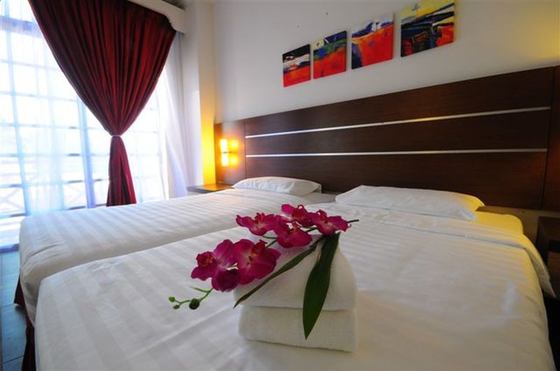 Bella Vista Express Hotel Пантай-Ченанг Екстер'єр фото