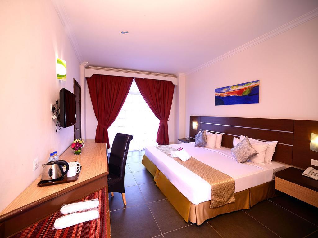 Bella Vista Express Hotel Пантай-Ченанг Екстер'єр фото