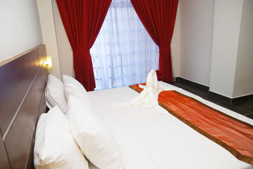 Bella Vista Express Hotel Пантай-Ченанг Екстер'єр фото